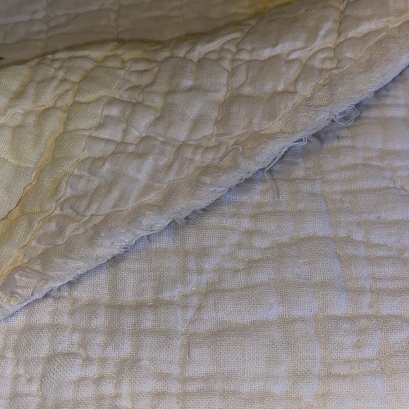 Vintage Embroidered Lightweight Quilt 84”X64” - Picture 8 of 8